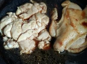 两个鸡腿煎好了，倒入照烧汁，大火烧开，转小火煮10分钟，然后大火收汁。