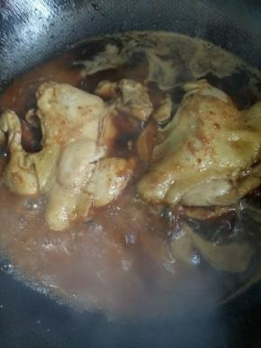 收汁的时候用勺子把汤汁不断的往鸡肉上面浇。