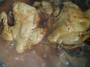 收汁的时候用勺子把汤汁不断的往鸡肉上面浇。