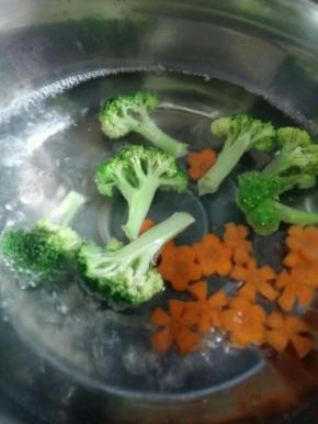 西兰花和胡萝卜焯水煮熟。