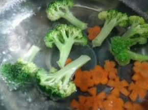 西兰花和胡萝卜焯水煮熟。