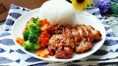 出锅切好撒上芝麻。