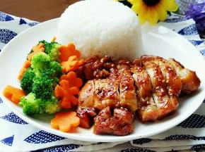 出锅切好撒上芝麻。