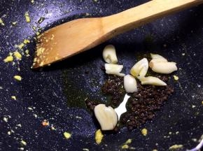 锅里放油花椒粒炒香，大蒜爆香