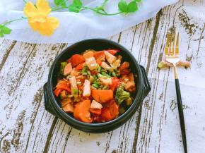 在煲仔碗里洋葱垫底将鸡肉倒入碗中即可食用