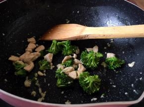 将西兰花去蒂洗净切小朵入锅中