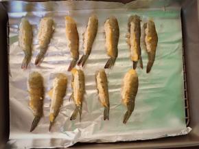 挤上适量的蛋黄酱在芝士上，烤箱中层，180度预热，烤20分钟