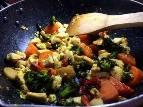 加入之前炒过的鸡胸肉入锅