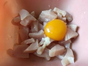 将鸡胸肉解冻，解冻肉类食物最好选择冰箱冷藏解冻法，就是提前一天或半天将冷冻食品拿到冷藏室，解冻好的鸡肉清洗干净切小块，放一勺盐，在打一个鸡蛋到碗里搅拌均匀后腌制30分钟