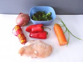 将鸡胸肉，胡萝卜，红辣椒，火腿肠，洋葱，西兰花香葱准备好
