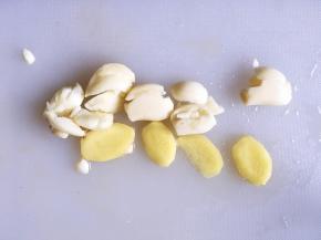 将大蒜掰为小瓣后去皮洗净拍碎，生姜去皮切片
