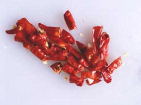 将红尖椒洗净切开，红辣椒洗净切块