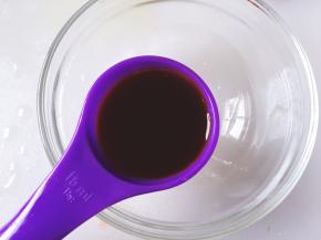 准备一个碗，放入一勺生抽