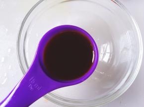 准备一个碗，放入一勺生抽