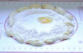 1、玉米油除外将所有材料混合，揉匀