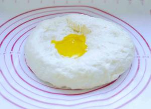 2、加入玉米油，继续揉面到面团出筋，到扩展阶段