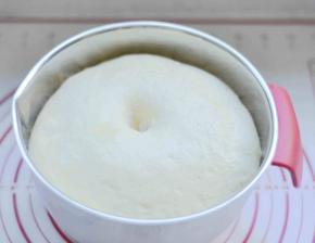 4、面团发到原来的3倍大