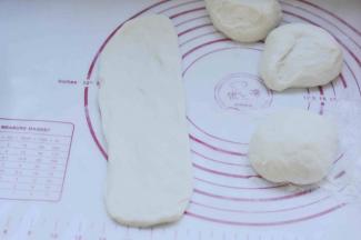 6、取一个面团，擀成椭圆形。