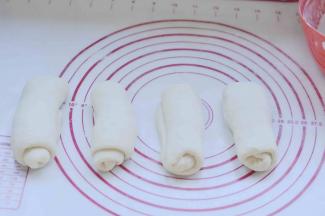 7、然后自上而下卷起来。同样把其余的都做好，静置15分钟，