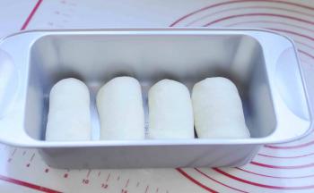 9、全部做好后放入土司盒。