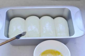 11、取出，表面刷上蛋液。