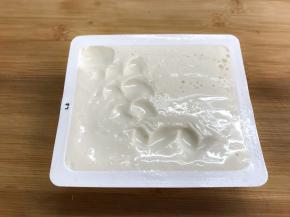 豆腐撕去薄膜冲洗一下。