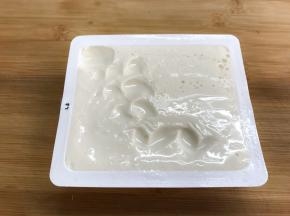 豆腐撕去薄膜冲洗一下。