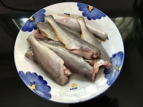 小黄鱼买来清洗干净用料酒和少许盐腌30分钟。