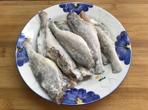 把腌好的小黄鱼用厨房纸吸干水份后拍上一层面粉。