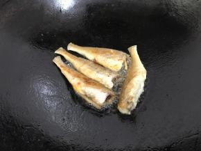 把小黄油煎至两面金黄色。