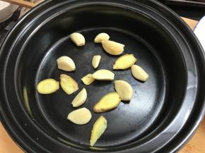 酒精炉煲底部放上姜、蒜。