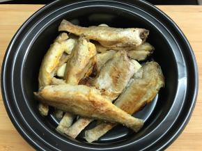 放上煎好的小黄鱼。