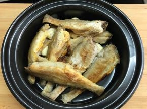 放上煎好的小黄鱼。