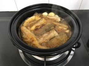 放煤汽炉上烧开。