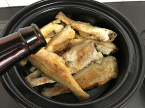 倒入料酒和生抽调好味。