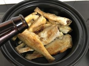 倒入料酒和生抽调好味。