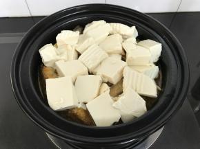 放上切成小块的豆腐。