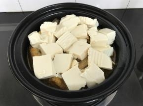 放上切成小块的豆腐。