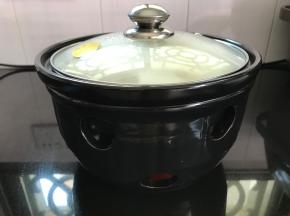 放上砂锅慢慢地炖。