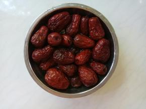 大枣洗净，泡水1小时。