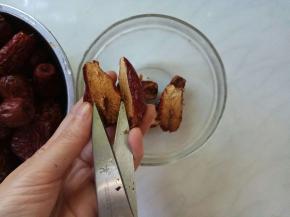 枣皮略漲开的样子，用厨房剪挖去枣核。