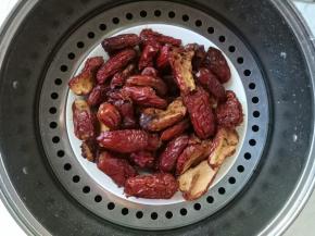 洗净，码盘，放入蒸屉，隔水蒸25分钟。