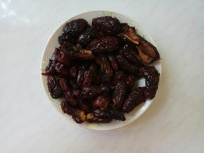 蒸好晾凉，这时枣的糖分沁出，枣皮柔软。