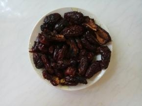 蒸好晾凉，这时枣的糖分沁出，枣皮柔软。