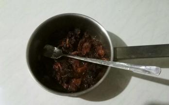 最小火，不锈钢小锅内，放入枣肉，加适量清水，一勺油，用勺子背儿碾碎枣肉。