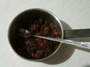最小火，不锈钢小锅内，放入枣肉，加适量清水，一勺油，用勺子背儿碾碎枣肉。