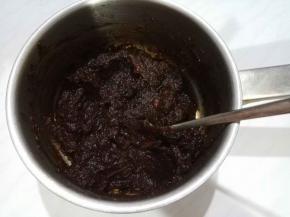 不停搅拌碾压。