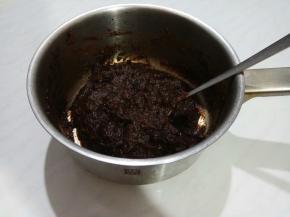 炒出多余的水分，枣泥变干。