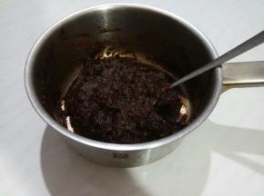 炒出多余的水分，枣泥变干。