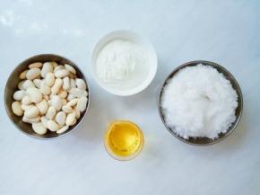 准备外皮食材。白芸豆，奶粉，白糖，玉米油。